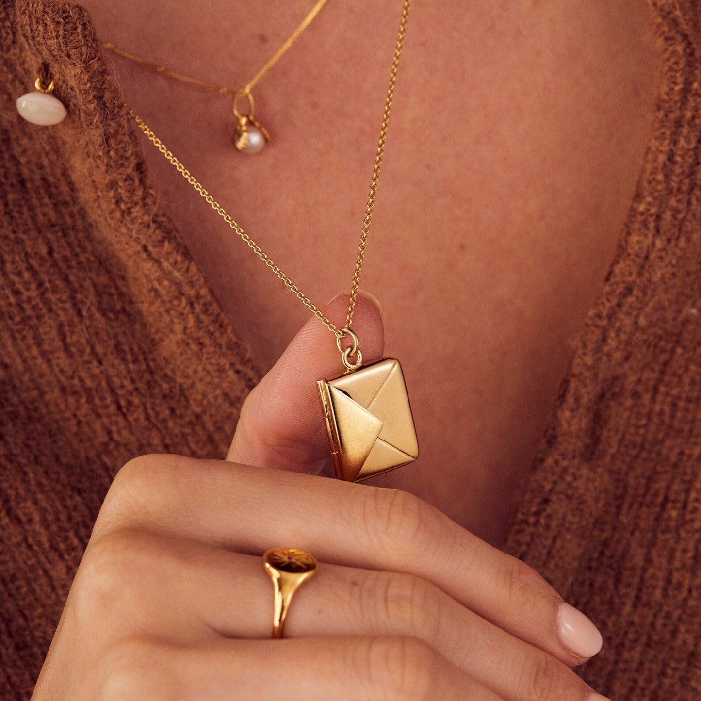 ZEYA - Amira Elegant Envelope Necklace