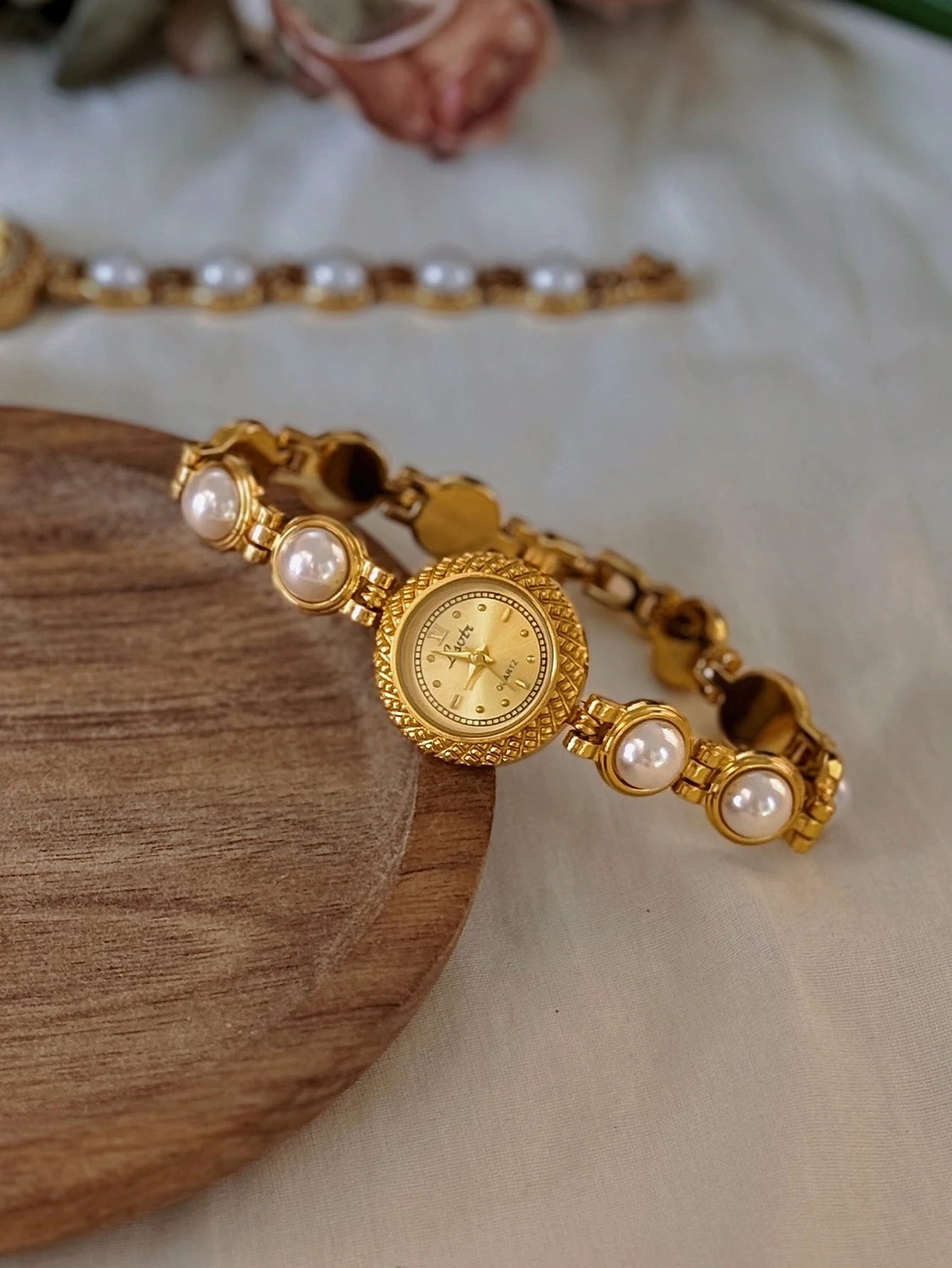 ZEYA - Anara Women's Watch - Elegant Golden Quartz Timepiece with Pearl Inlay