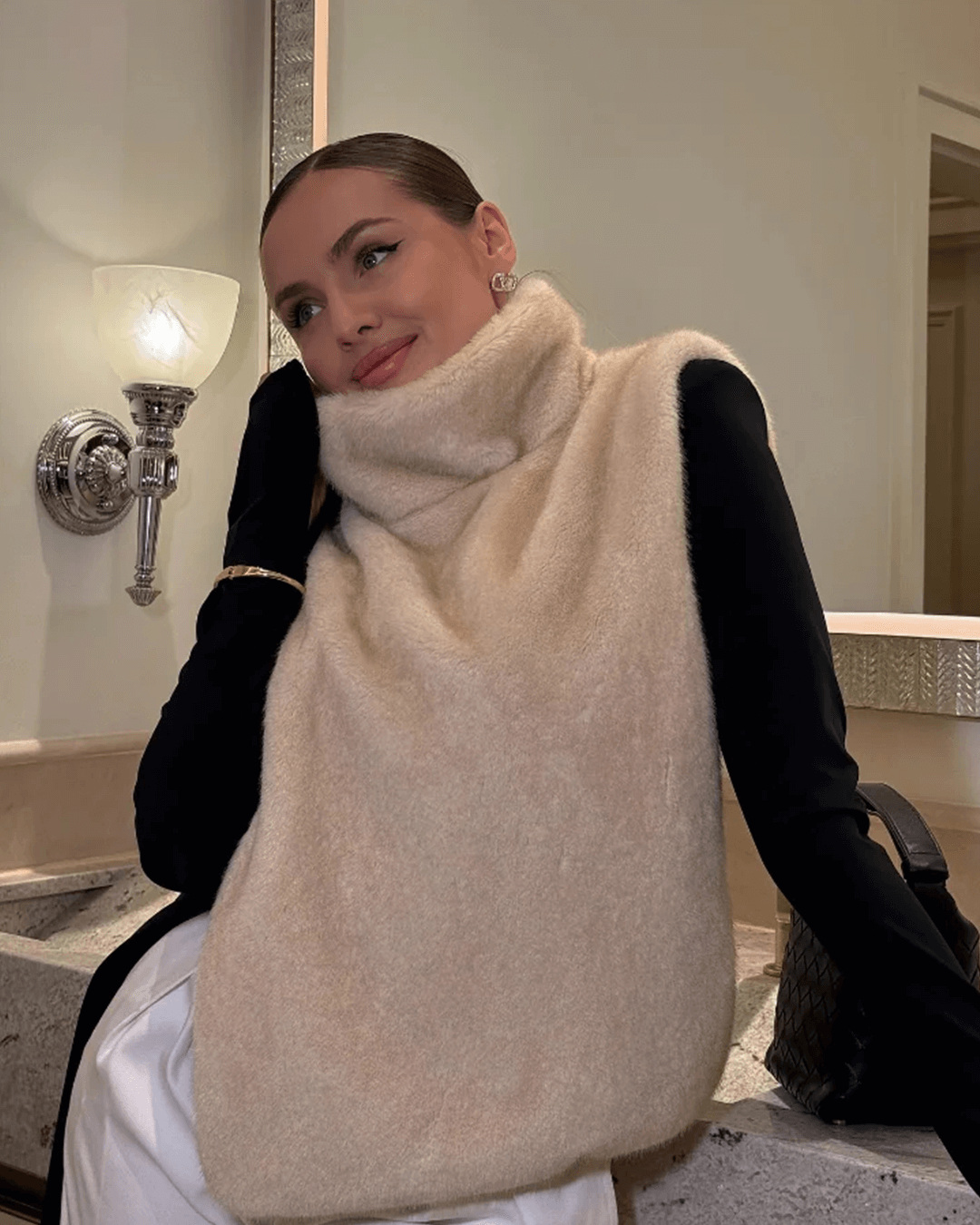 Gilet à col roulé en fausse fourrure Carina